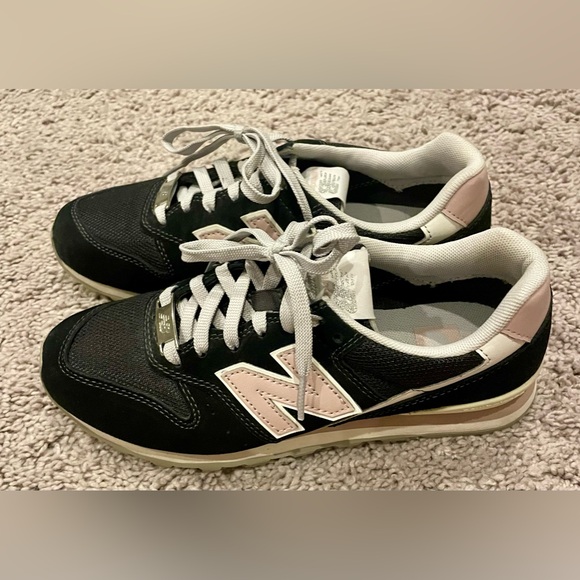 New Balance 996 Womens Sneakers - Picture 2 of 7